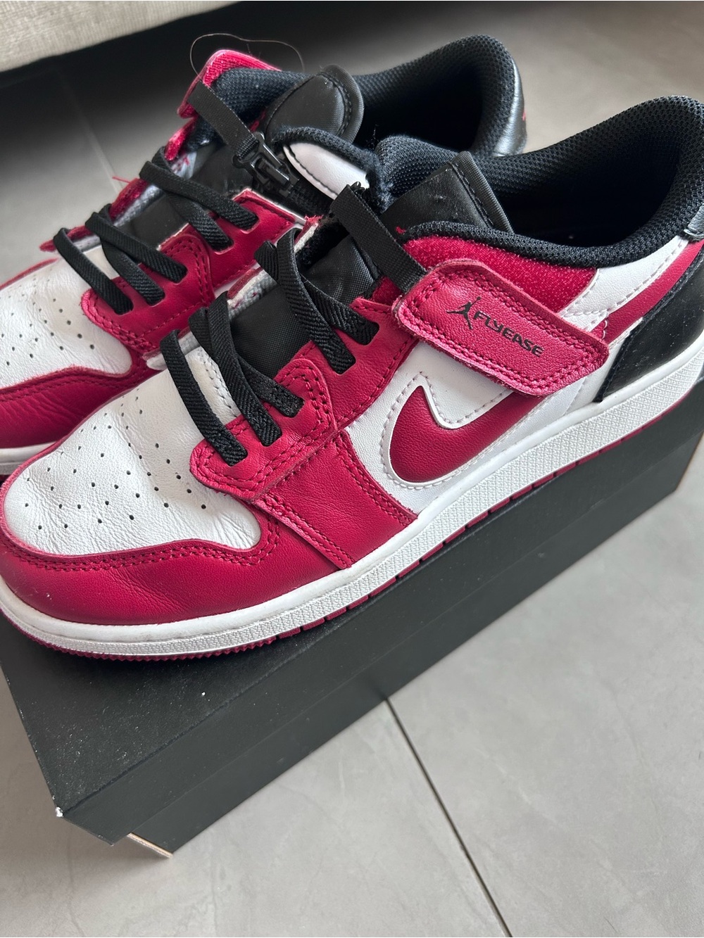 Nike Kids Low-Top Sneakers in red, White & Black